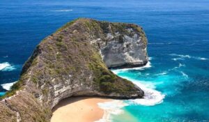 Pesona Pantai Crystal Bay dan Aktivitas yang Wajib Kamu Coba