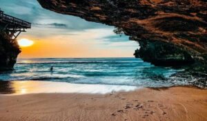 Eksotisme Pantai Suluban untuk Turis Lokal dan Mancanegara