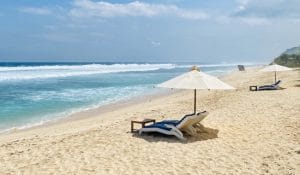 Pantai Nunggalan, Hidden Beach di Bali dengan Pasir Putih dan Tebing Eksotis