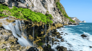 Air Terjun Guyangan Nusa Penida: Surga Tersembunyi di Balik Tebing Karang